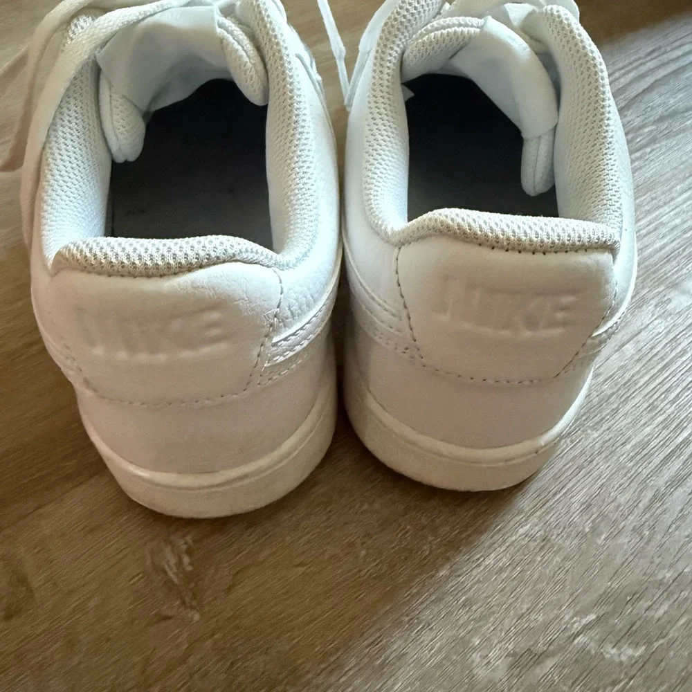 Nike WMNS NIKE COURT VISION LOW All-White - Picture 7 of 9